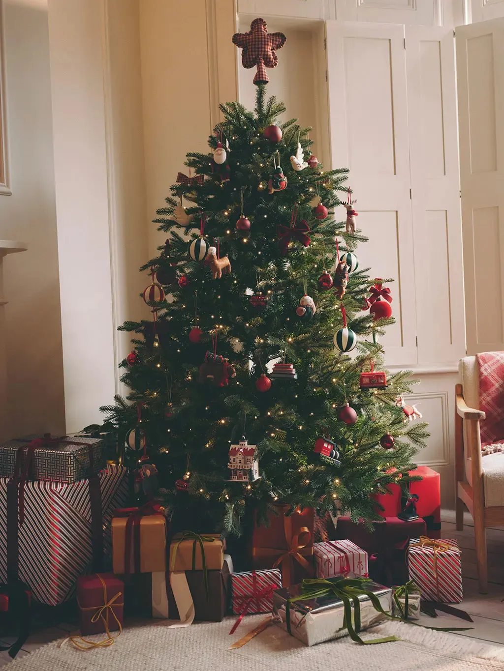 Versierde Nordmann kerstboom in een woonkamer